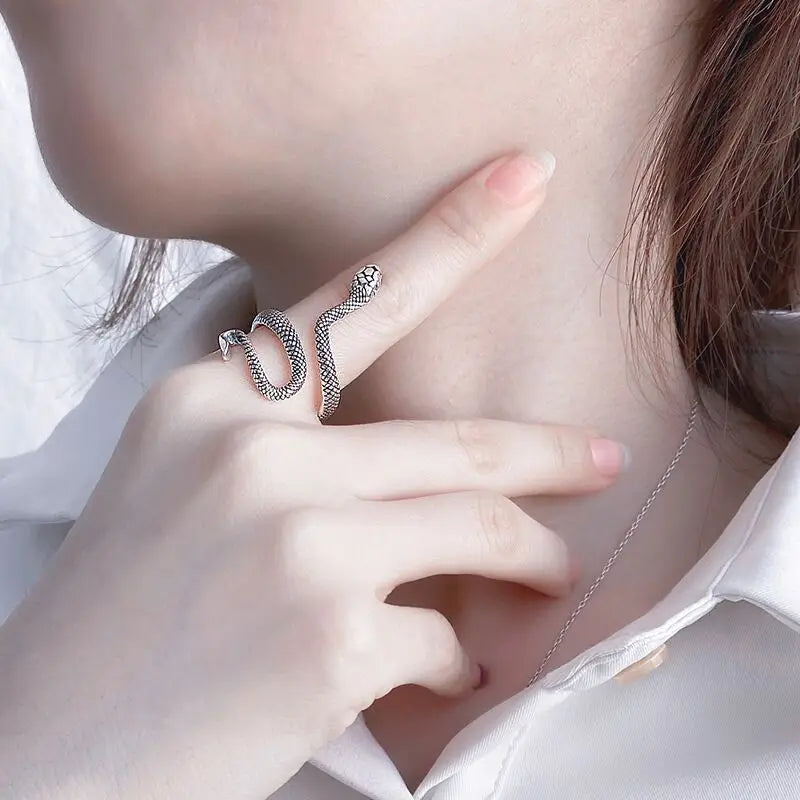 BowLift | Textured Snake Steel Ring
