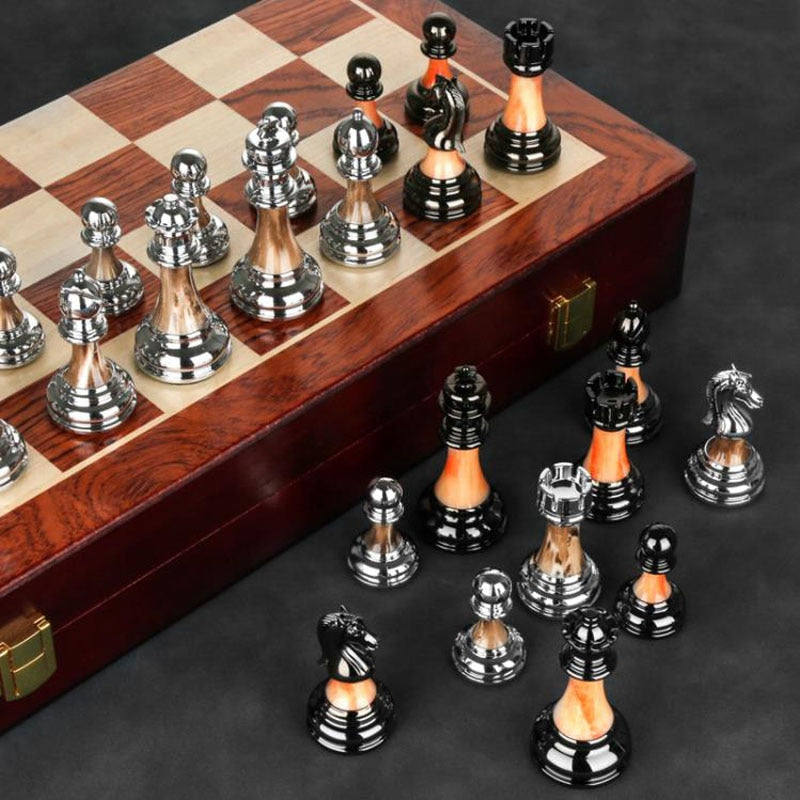 BowLift | Luxurious chess set made of metal with a large 45 cm wooden board