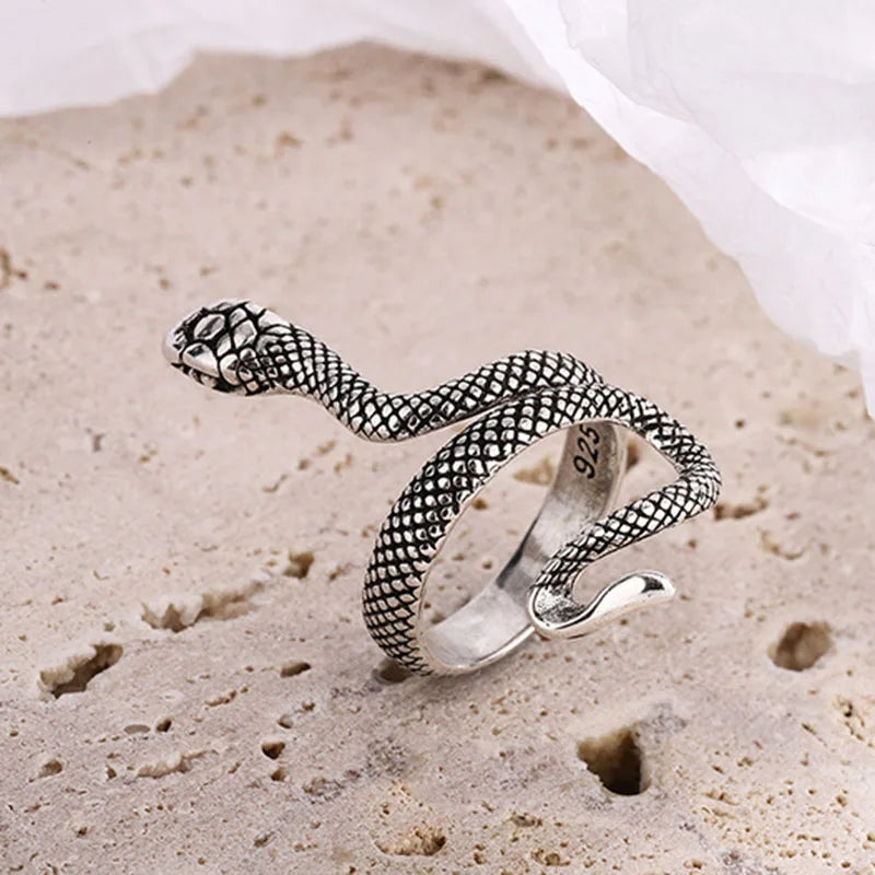 BowLift | Textured Snake Steel Ring