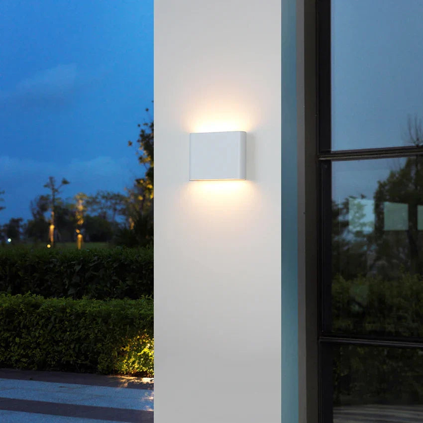 Weatherproof LED wall light, Robust decorative wall lamp for indoor and outdoor use | Bowlift