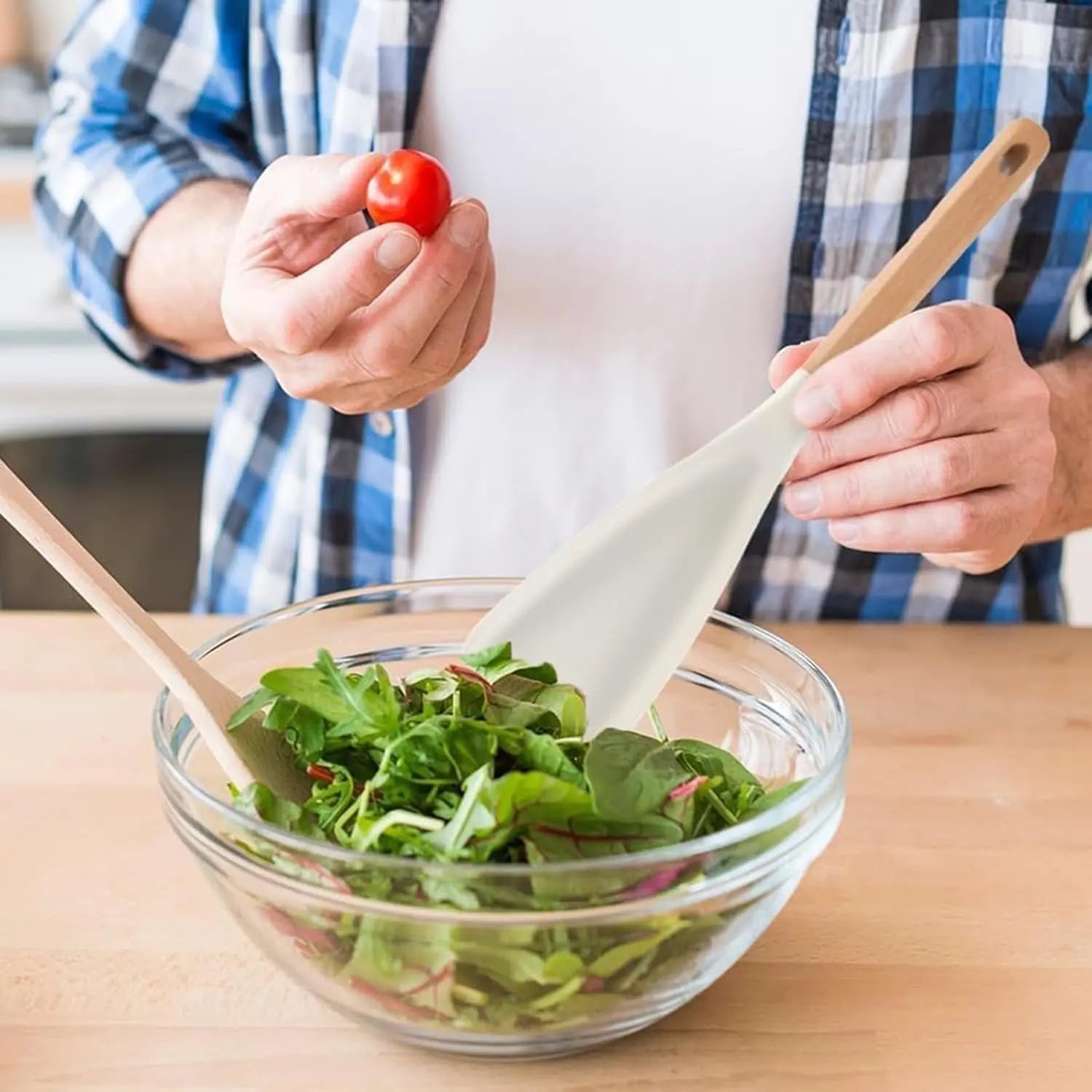 BowLift | Heat-resistant silicone cooking spoon with wooden handle