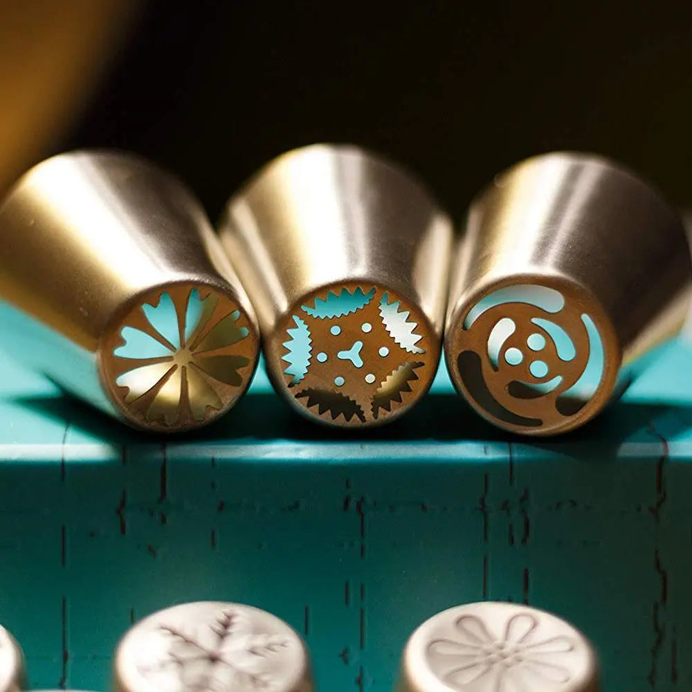 BowLift | High-Quality Cake Decoration Set With 12 Tulip Nozzles For Elegant Baking Art