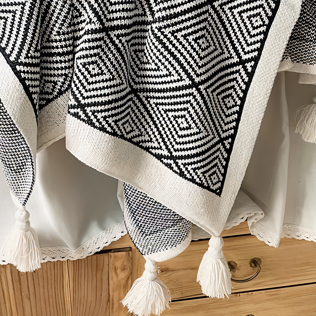 BowLift | POLYSTRIPE – Cozy Black-White Geometric Fleece Blanket
