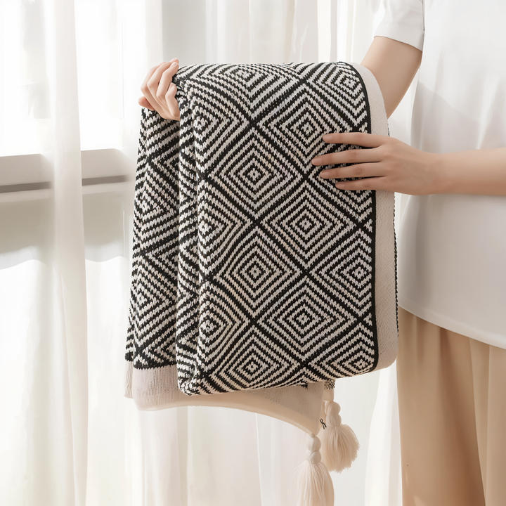 BowLift | POLYSTRIPE – Cozy Black-White Geometric Fleece Blanket