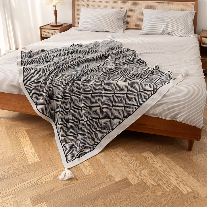 BowLift | POLYSTRIPE – Cozy Black-White Geometric Fleece Blanket