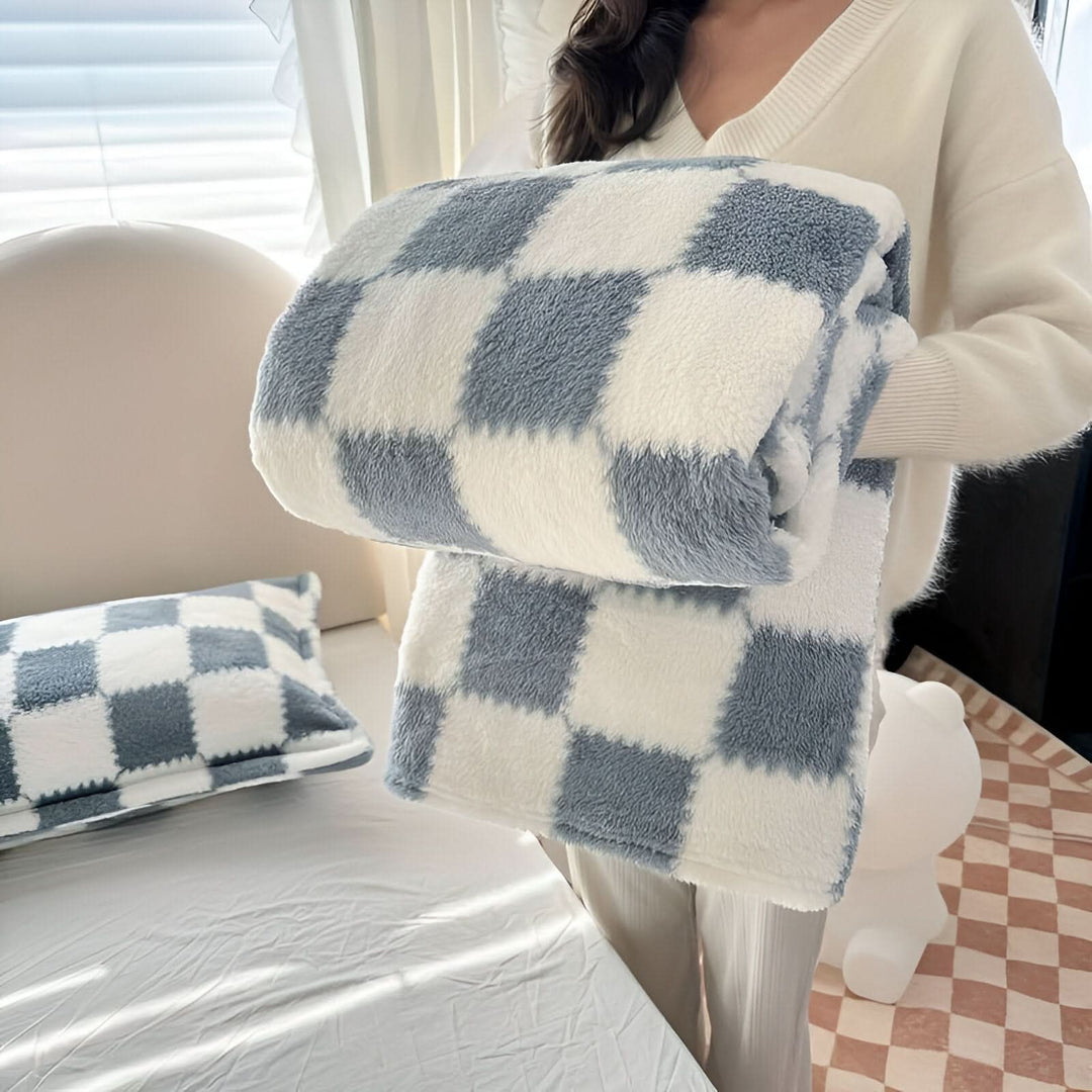 BowLift | SNUGSPOT – Colorful Checkered Fleece Blanket