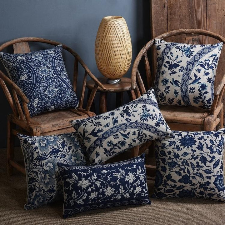 BowLift | Pillowcase with traditional porcelain pattern made of linen-cotton blend fabric