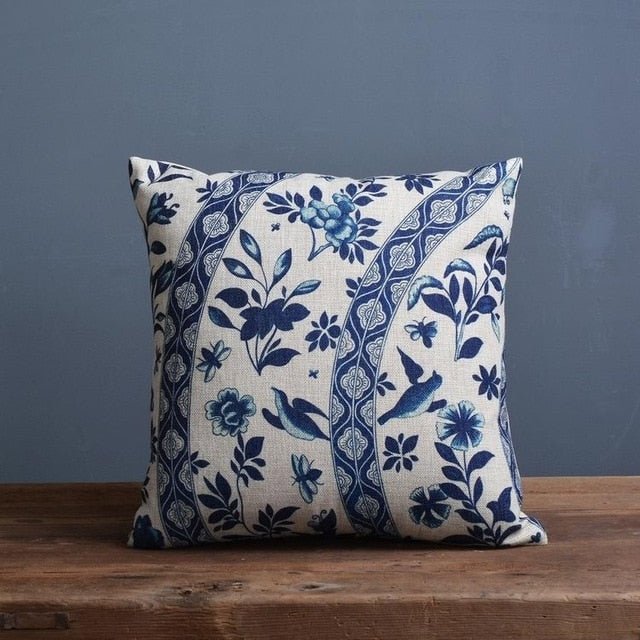 BowLift | Pillowcase with traditional porcelain pattern made of linen-cotton blend fabric