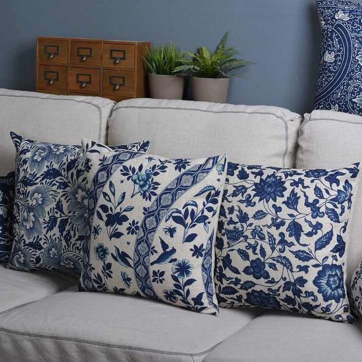 BowLift | Pillowcase with traditional porcelain pattern made of linen-cotton blend fabric