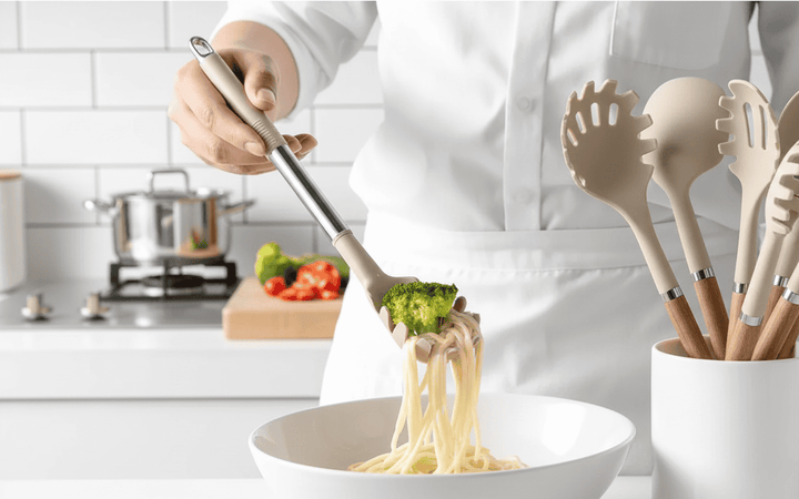 BowLift | Kitchen utensil set in wood look with soft silicone tips