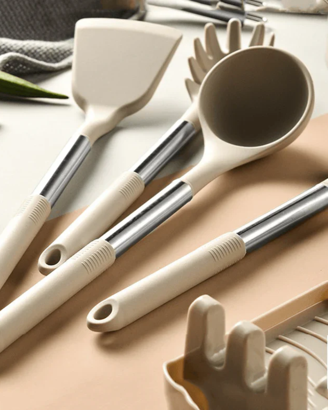BowLift | Kitchen utensil set in wood look with soft silicone tips