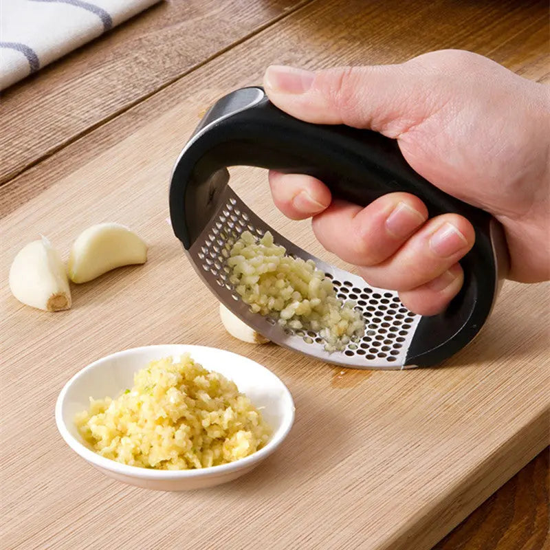 BowLift | Durable garlic press made of stainless steel for effortless crushing