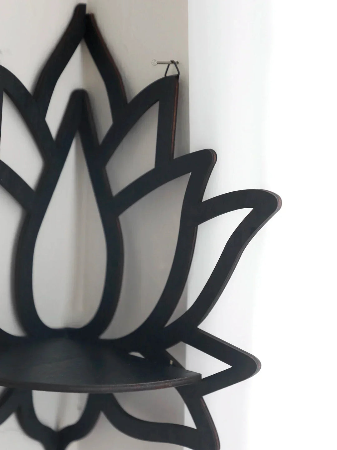 BowLift | LotusCrystal Crystal Corner – Elegant Wood Design with Spiritual Meaning – 23x29 cm