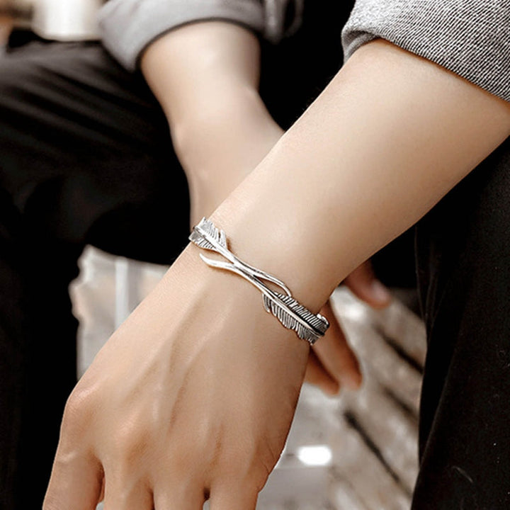 Elegant Adjustable Bracelet with Enchanting Silver Feathers Bowlift