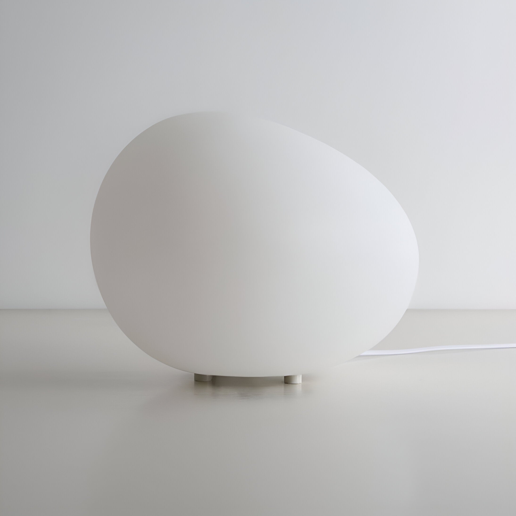 BowLift | Round Metal Table Lamp in Scandinavian Design