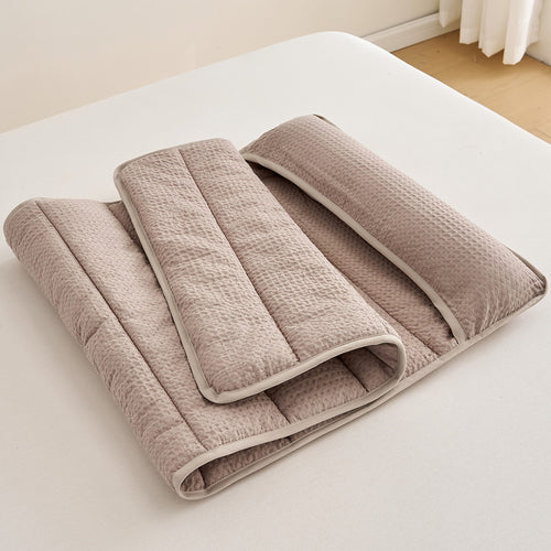 Breathable neck support with texture Bowlift