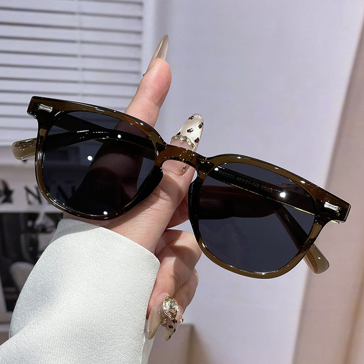 Ladies trendy sunglasses with square frame Bowlift