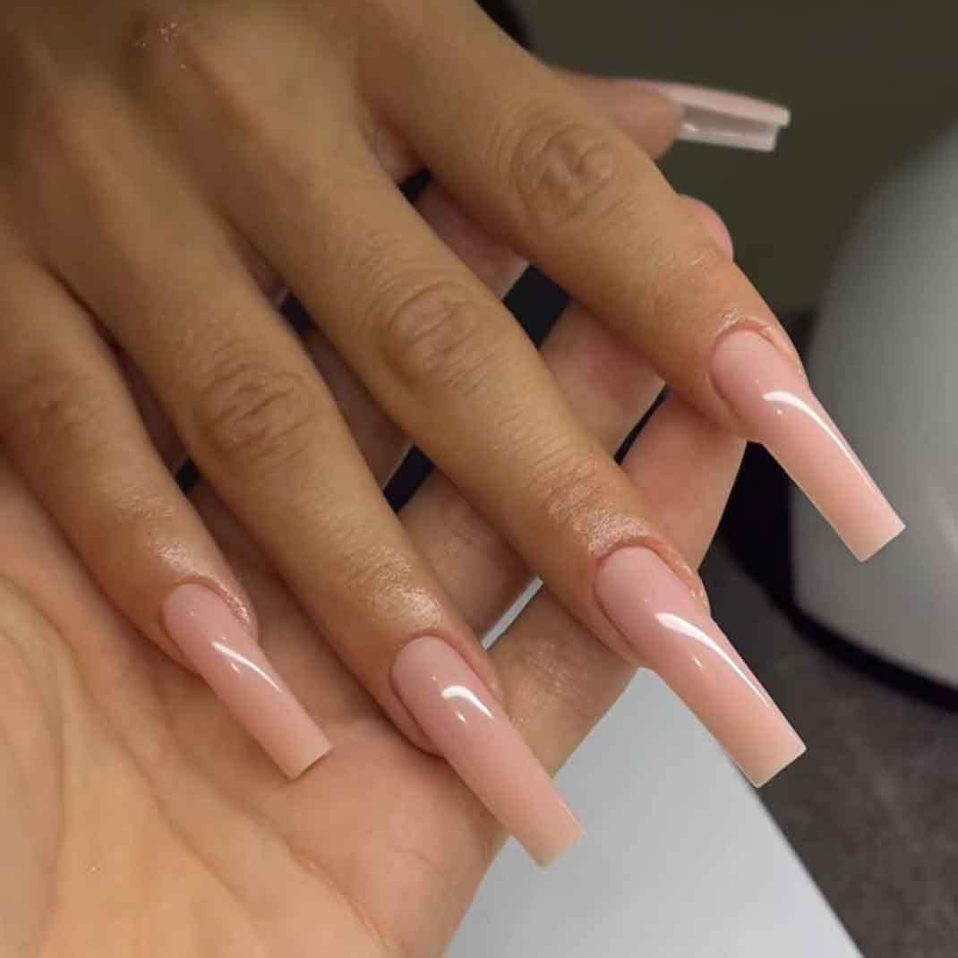 Art nails with elegant high-gloss finish Bowlift
