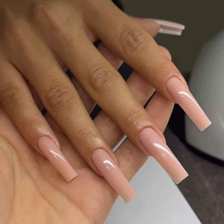 Art nails with elegant high-gloss finish Bowlift