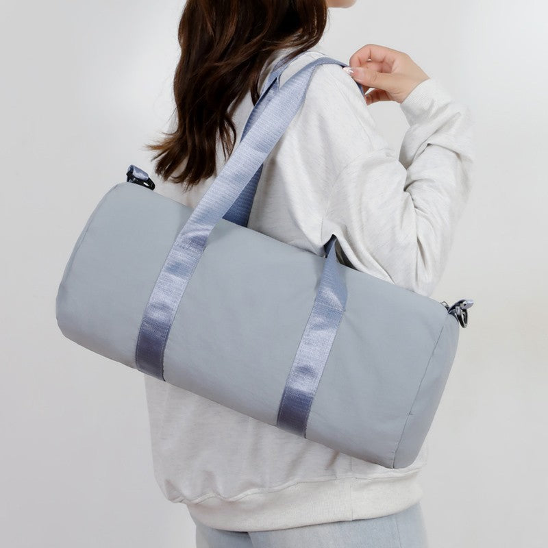 Sporty duffel bag with durable material and adjustable shoulder strap Bowlift