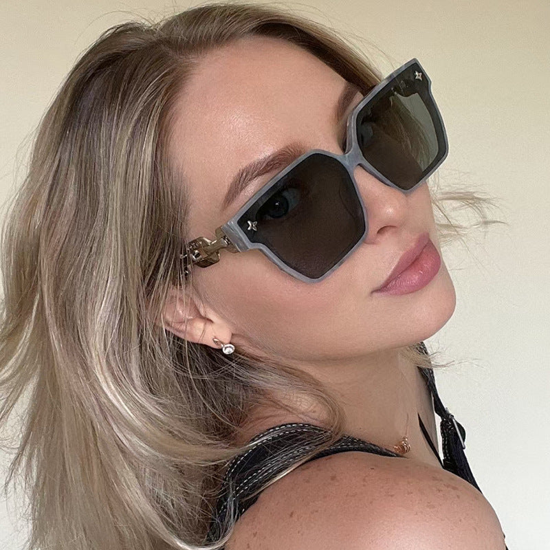Ladies fashionable square sunglasses with luxurious accents Bowlift