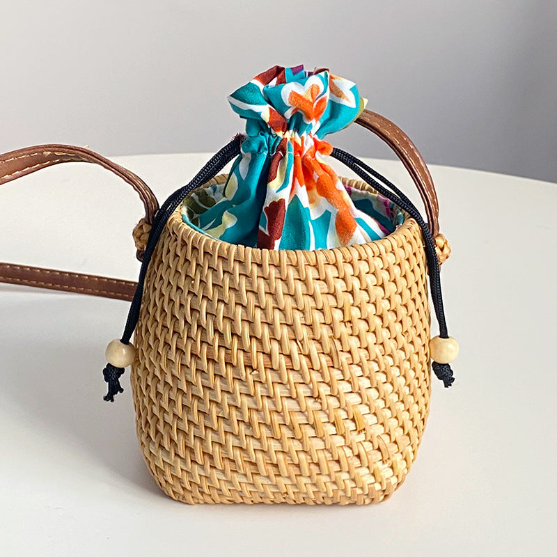 Handwoven basket with leather handle Bowlift