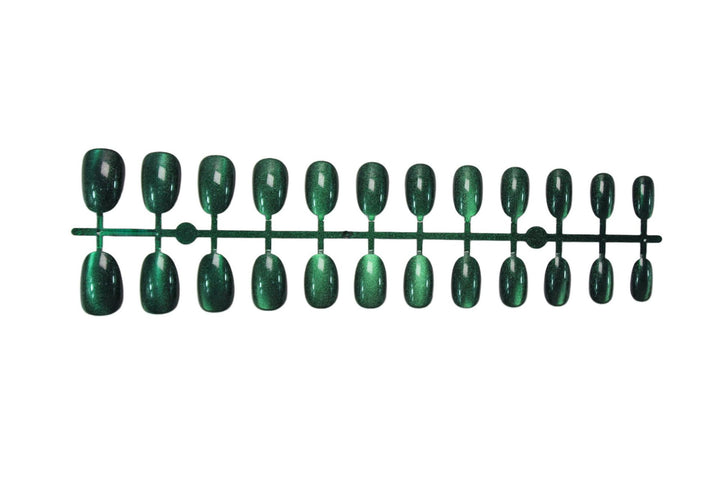 Artificial nail set with shimmering green effects Bowlift