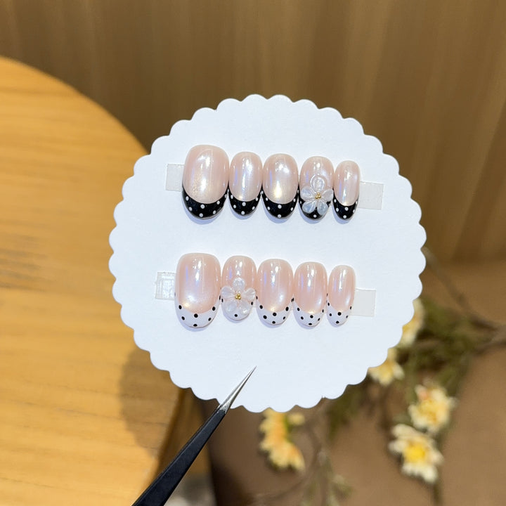 Decorative artificial nails with elegant accents Bowlift