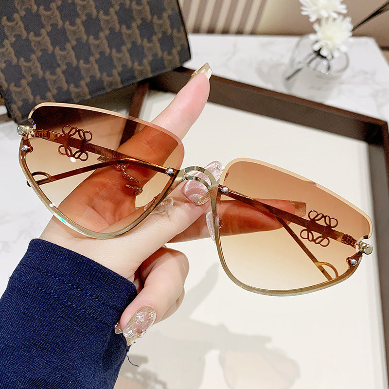 Ladies extravagant sunglasses with modern, geometric frame Bowlift