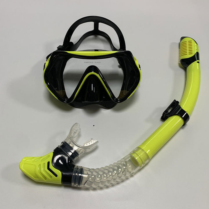 Snorkel mask with secure and comfortable mouthpiece Bowlift