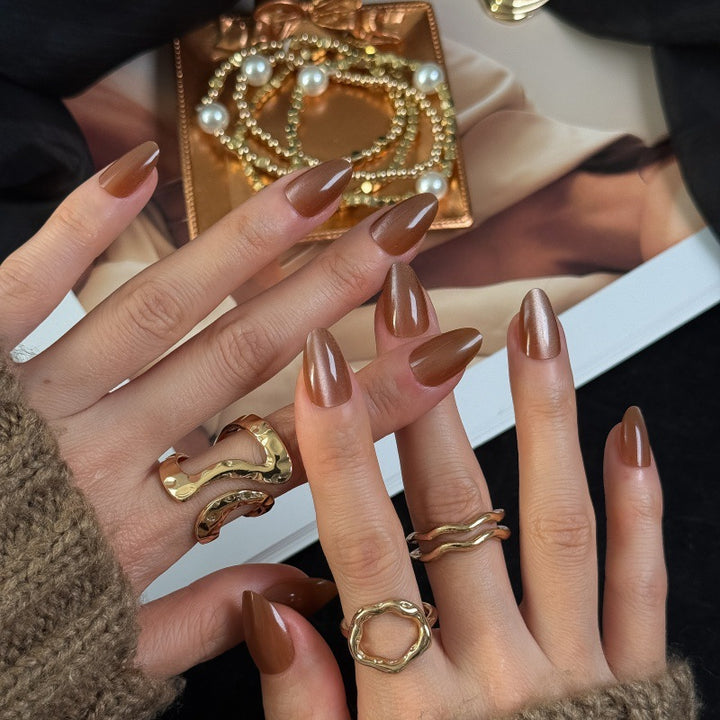 Luxurious artificial nails with shiny finish Bowlift