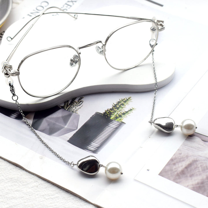 Elegant Eyewear Chain with Pearl Accents Bowlift