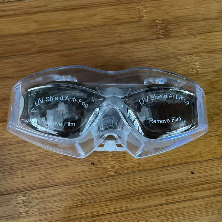 Swim mask with UV protection and anti-fog technology Bowlift