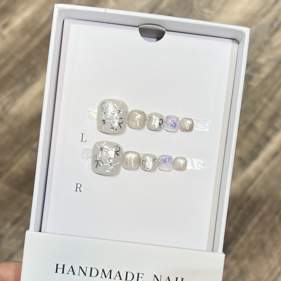 Artistic Press-On Nail Set with Glitter and Floral Design Bowlift