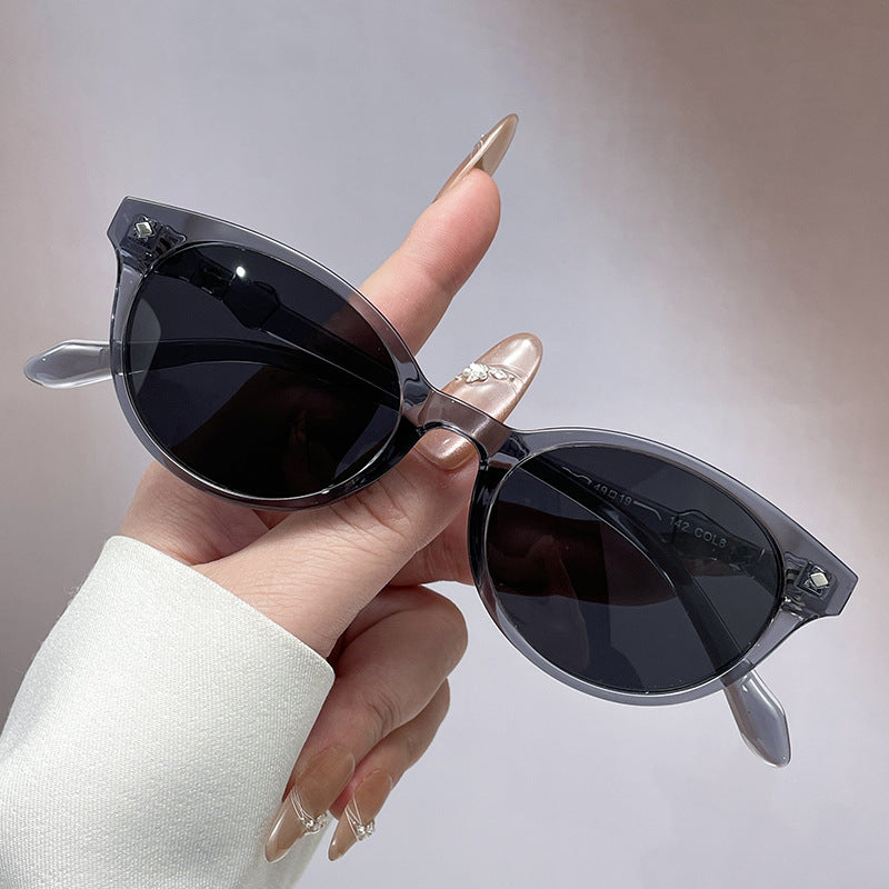 Women Retro-inspired Sunglasses with protected UV filter and sturdy frame Bowlift