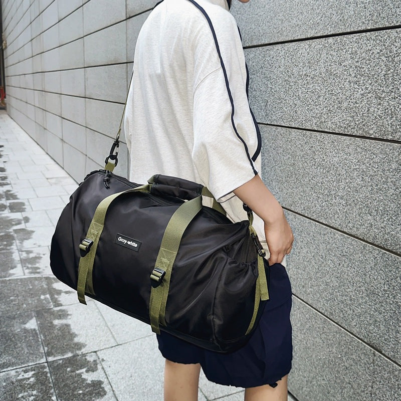 Sporty travel bag with adjustable shoulder strap and sturdy carrying handle Bowlift