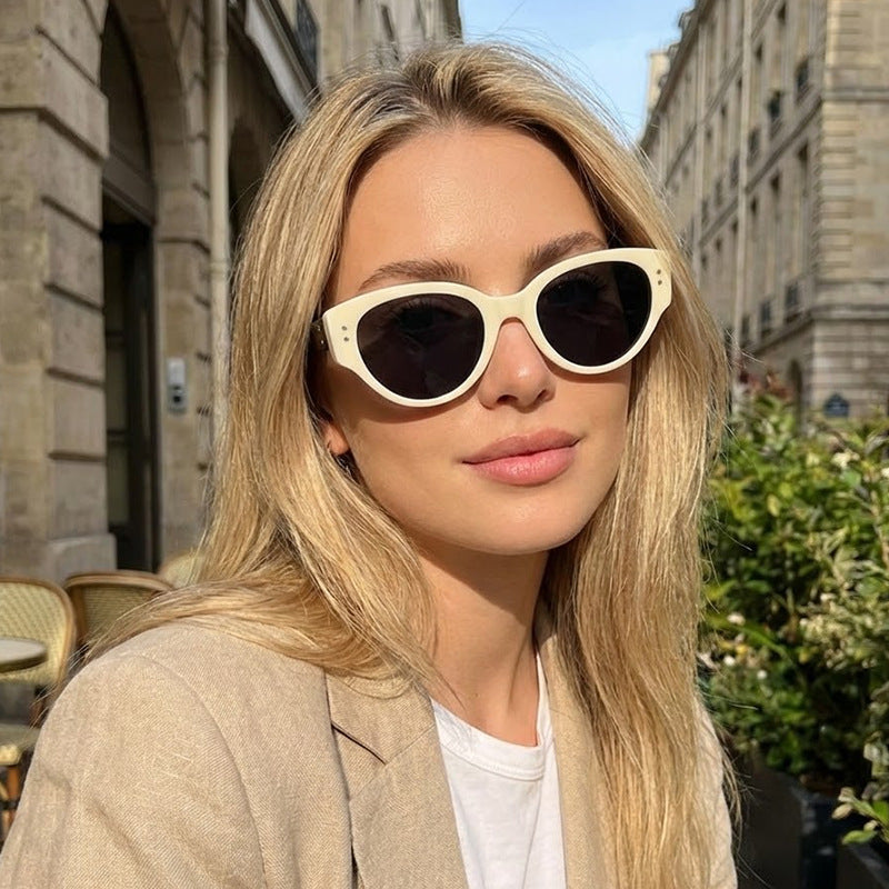 Ladies Fashion Sunglasses in Retro Style Bowlift
