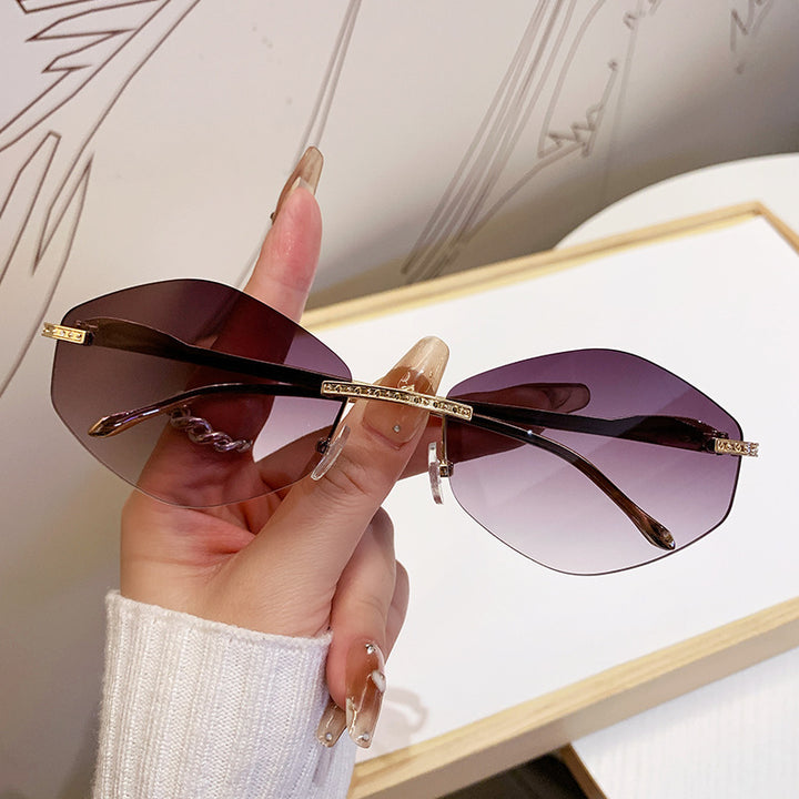 Women's extravagant sunglasses with sparkling accents Bowlift