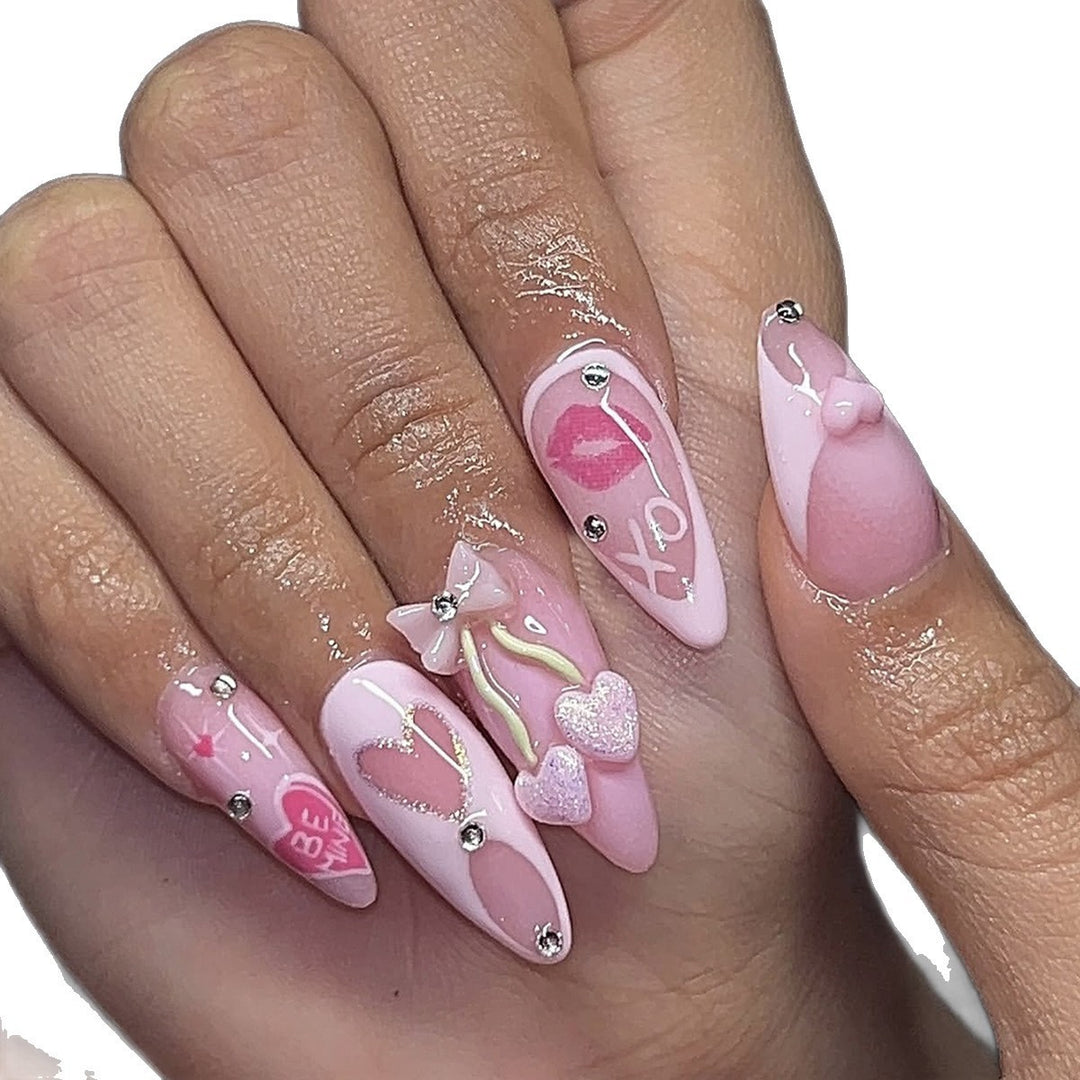 Artificial nail set with playful heart and lip motifs Bowlift