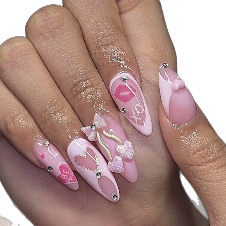 Artificial nail set with playful heart and lip motifs Bowlift