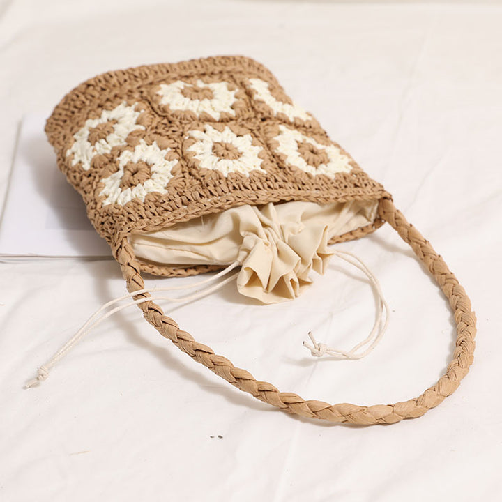Handcrafted straw bag with floral patterns Bowlift