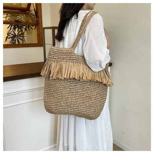 Charming Bast handbag with decorative fringes Bowlift