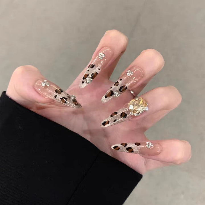 Artificial nails with elegant leopard motif and glitter details Bowlift