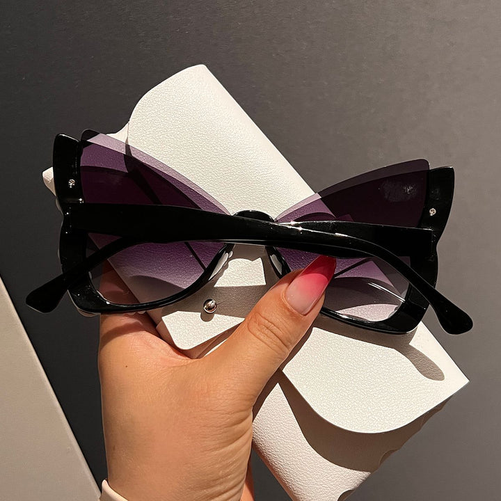 Women striking sunglasses with pearl decoration Bowlift