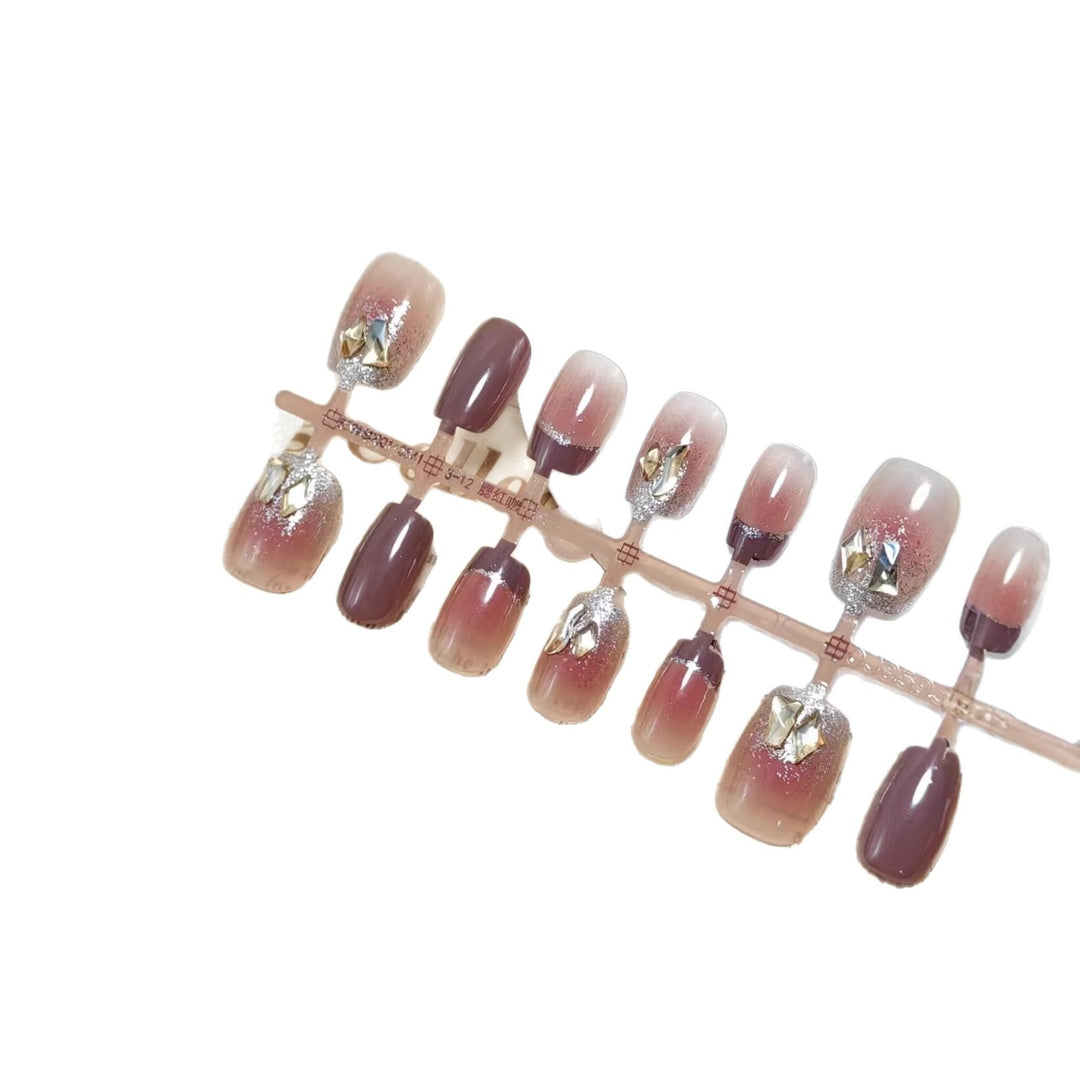 Artificial nails with glamorous swirls Bowlift