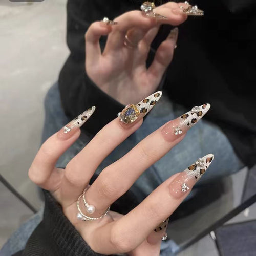 Artificial nails with glamorous glitter accents and leopard print Bowlift