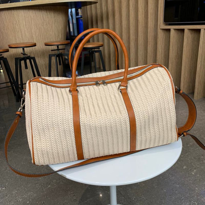 Spacious travel bag with practical carrying handles and adjustable shoulder strap Bowlift