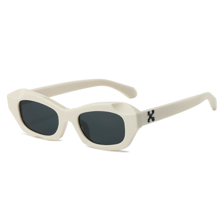 Women’s fashionable sunglasses in innovative design Bowlift