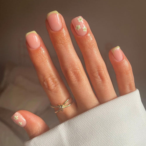 Artistic Nail Art with Long-Lasting Floral Look Bowlift