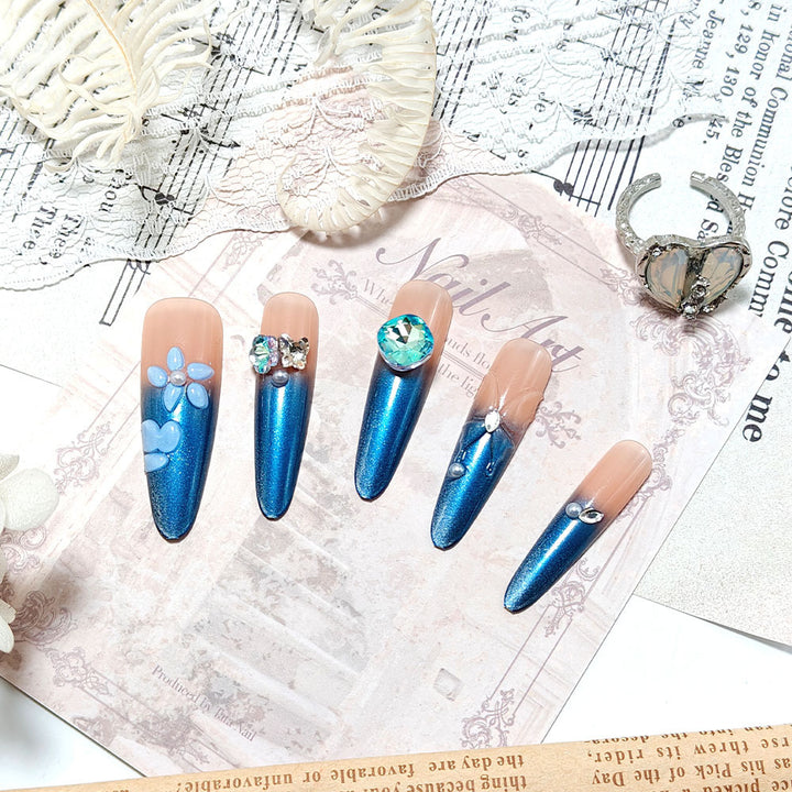 Artificial nails with an elegant glitter and flower design Bowlift